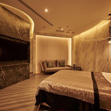 In Night Hotel Тайджун Екстериор снимка