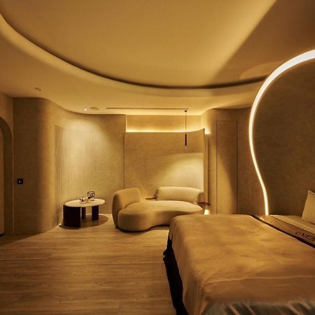 In Night Hotel Тайджун Екстериор снимка