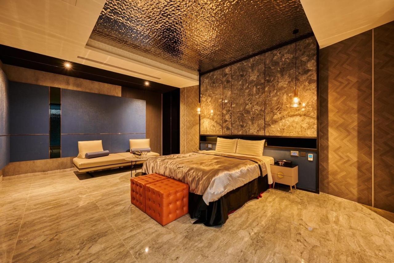 In Night Hotel Тайджун Екстериор снимка