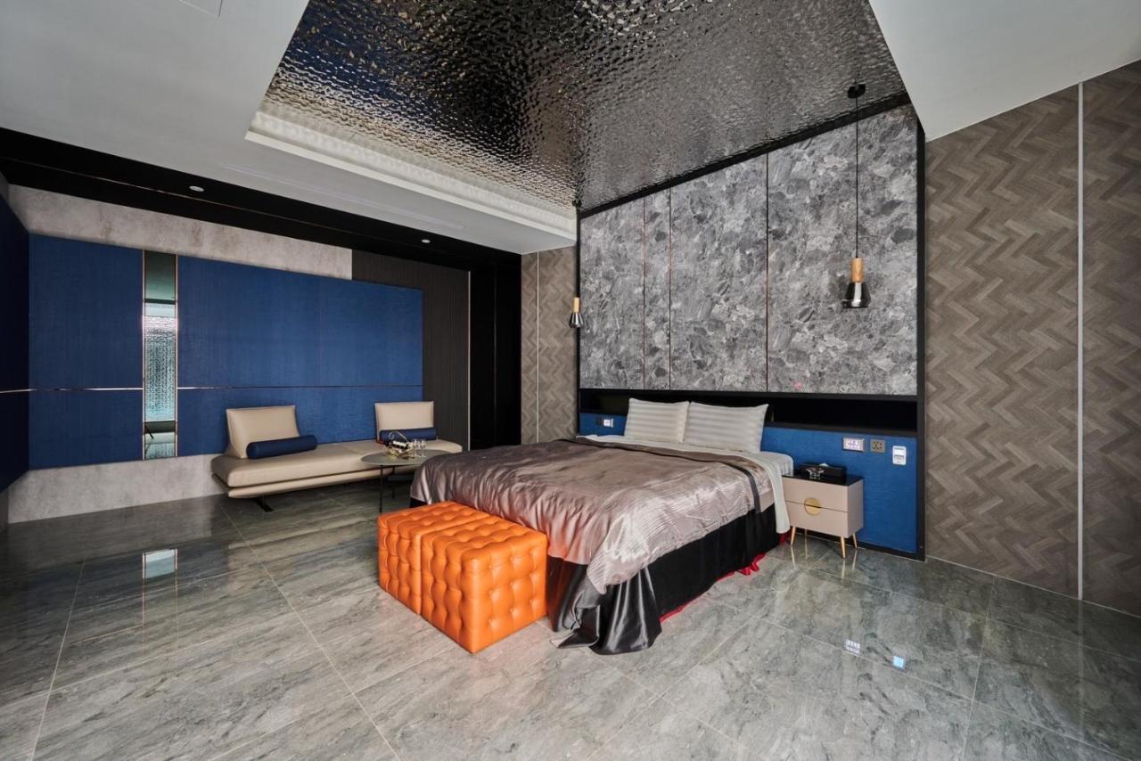 In Night Hotel Тайджун Екстериор снимка