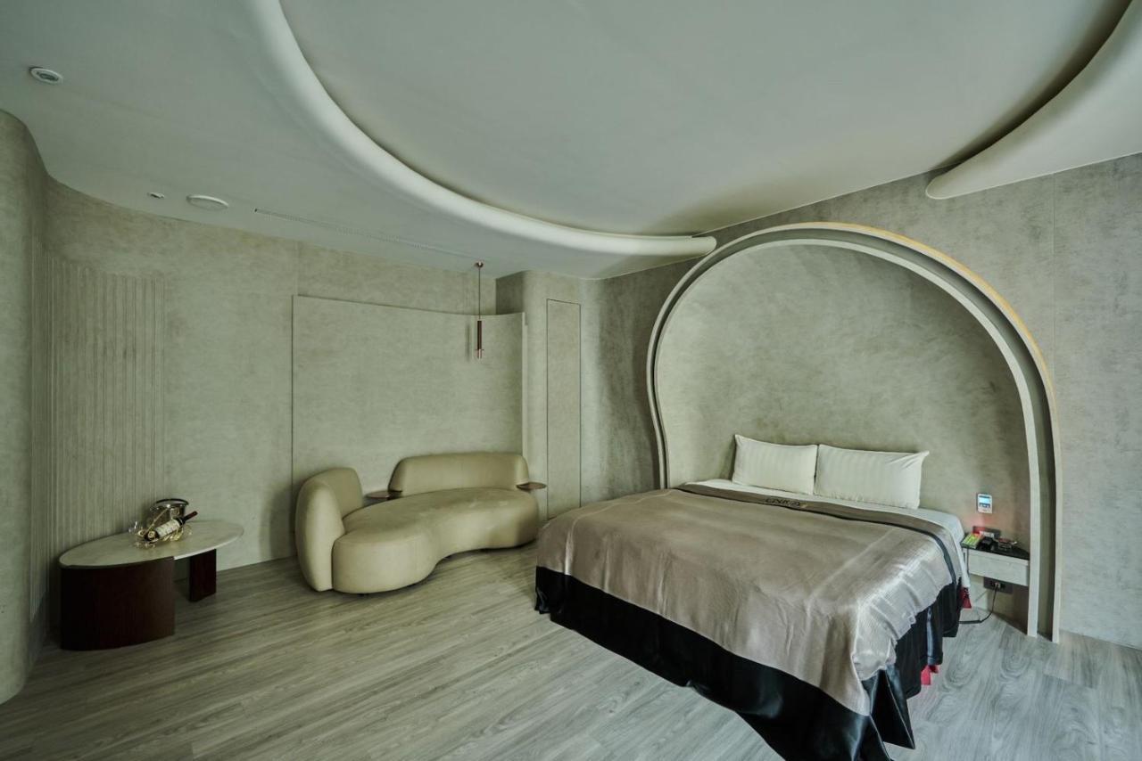 In Night Hotel Тайджун Екстериор снимка