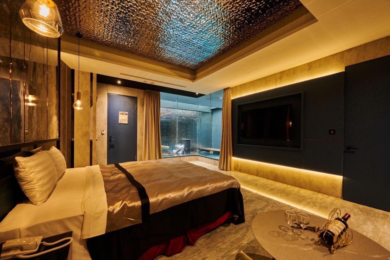 In Night Hotel Тайджун Екстериор снимка