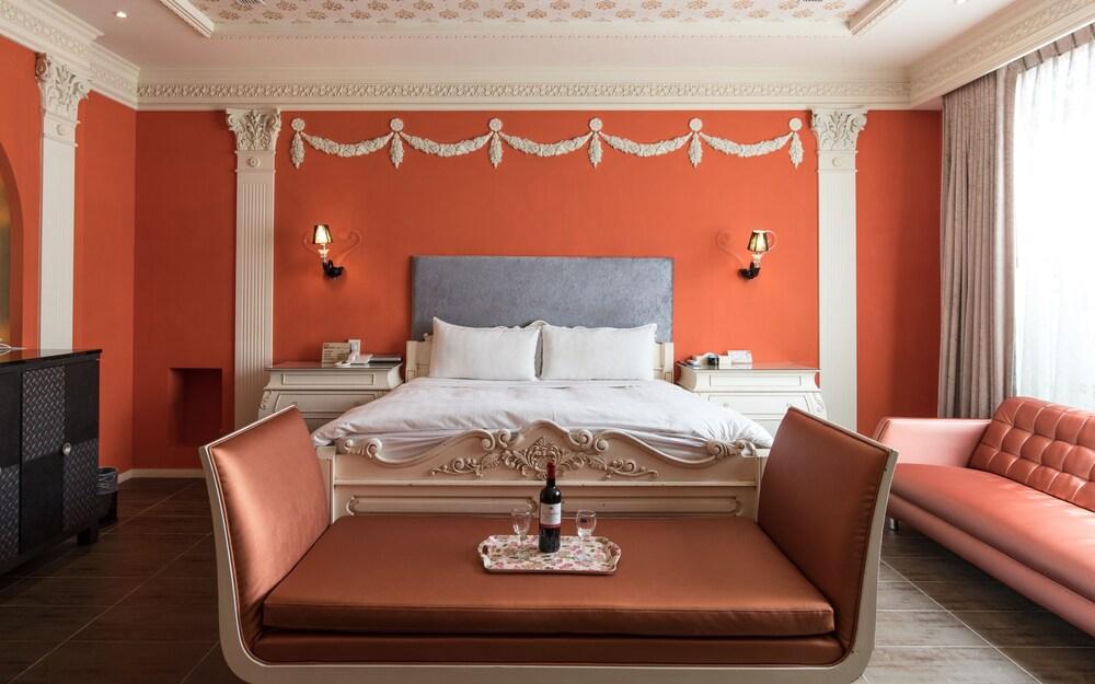 In Night Hotel Тайджун Екстериор снимка