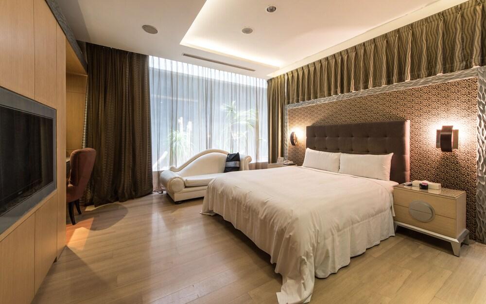 In Night Hotel Тайджун Екстериор снимка