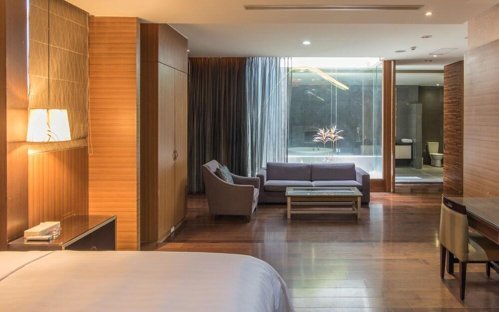 In Night Hotel Тайджун Екстериор снимка