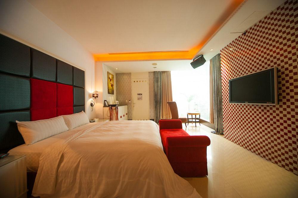 In Night Hotel Тайджун Екстериор снимка