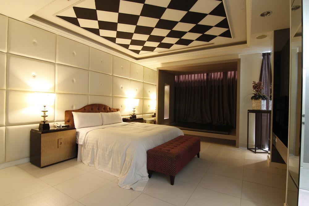 In Night Hotel Тайджун Екстериор снимка