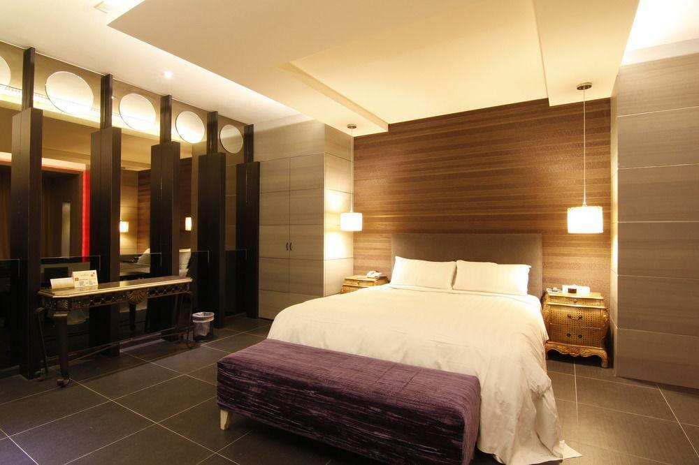 In Night Hotel Тайджун Екстериор снимка