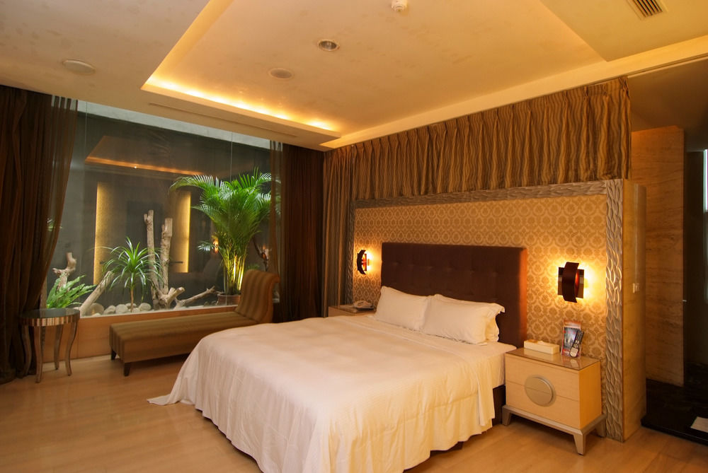 In Night Hotel Тайджун Екстериор снимка