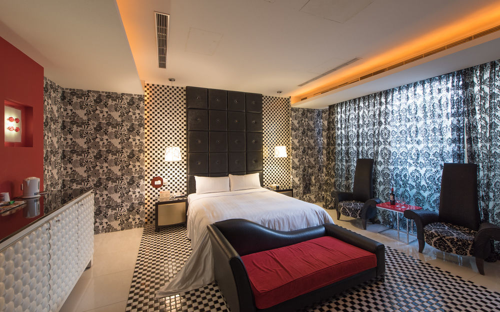 In Night Hotel Тайджун Екстериор снимка