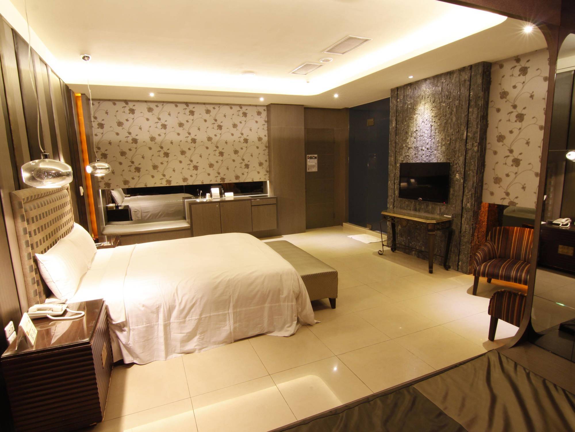 In Night Hotel Тайджун Екстериор снимка