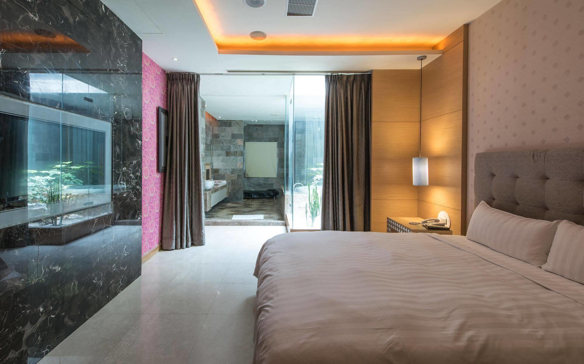 In Night Hotel Тайджун Екстериор снимка