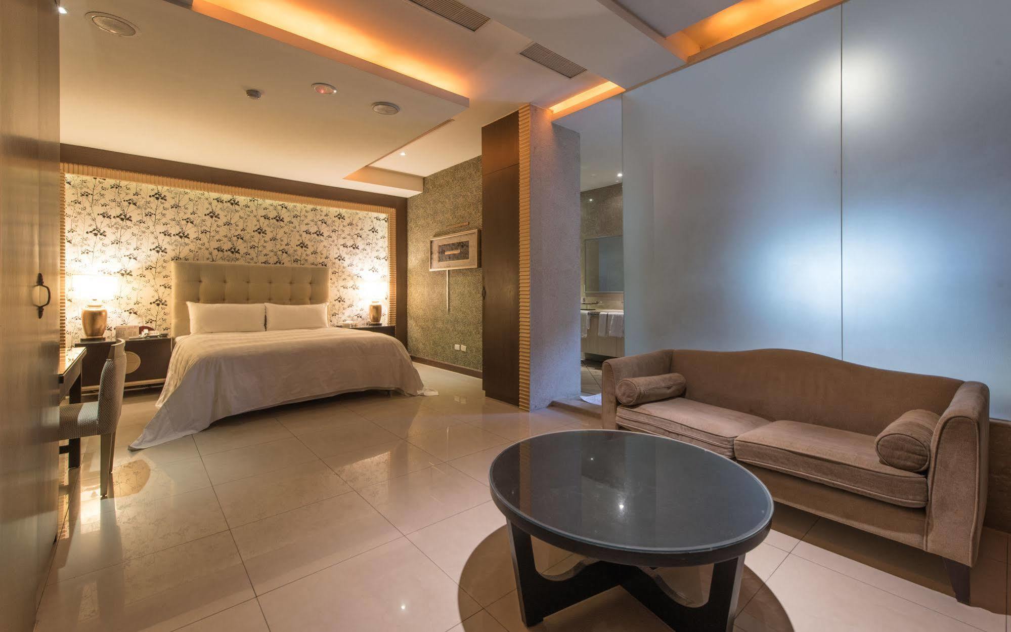 In Night Hotel Тайджун Екстериор снимка