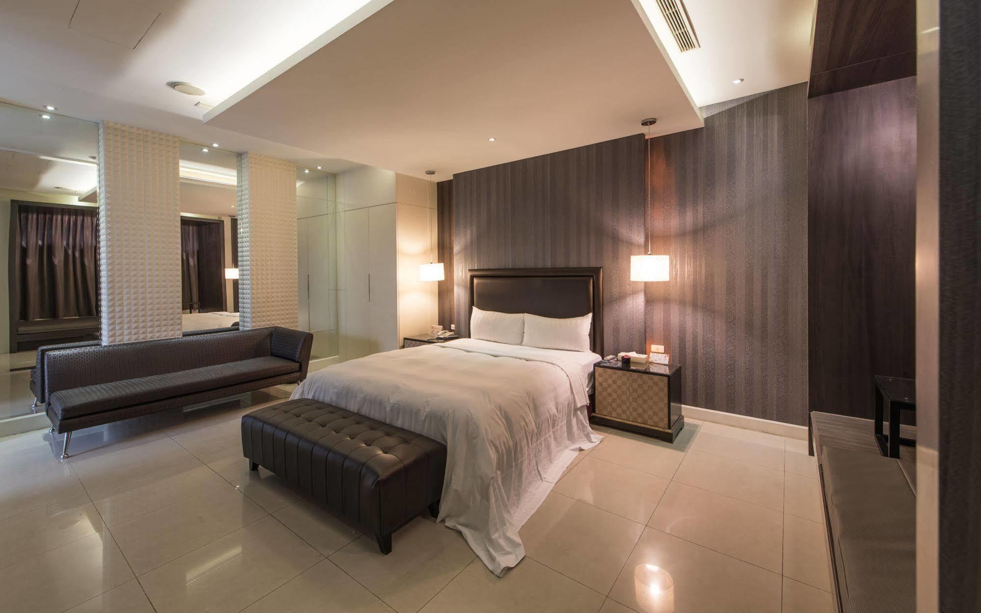 In Night Hotel Тайджун Екстериор снимка