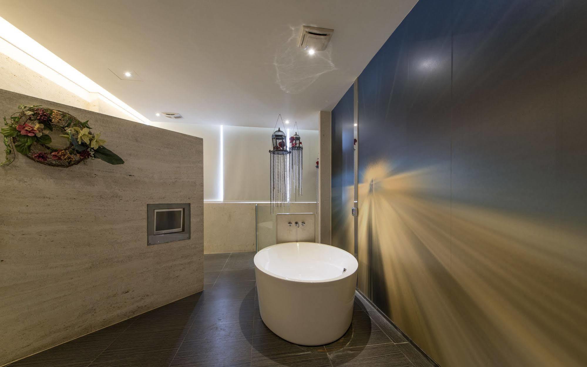 In Night Hotel Тайджун Екстериор снимка